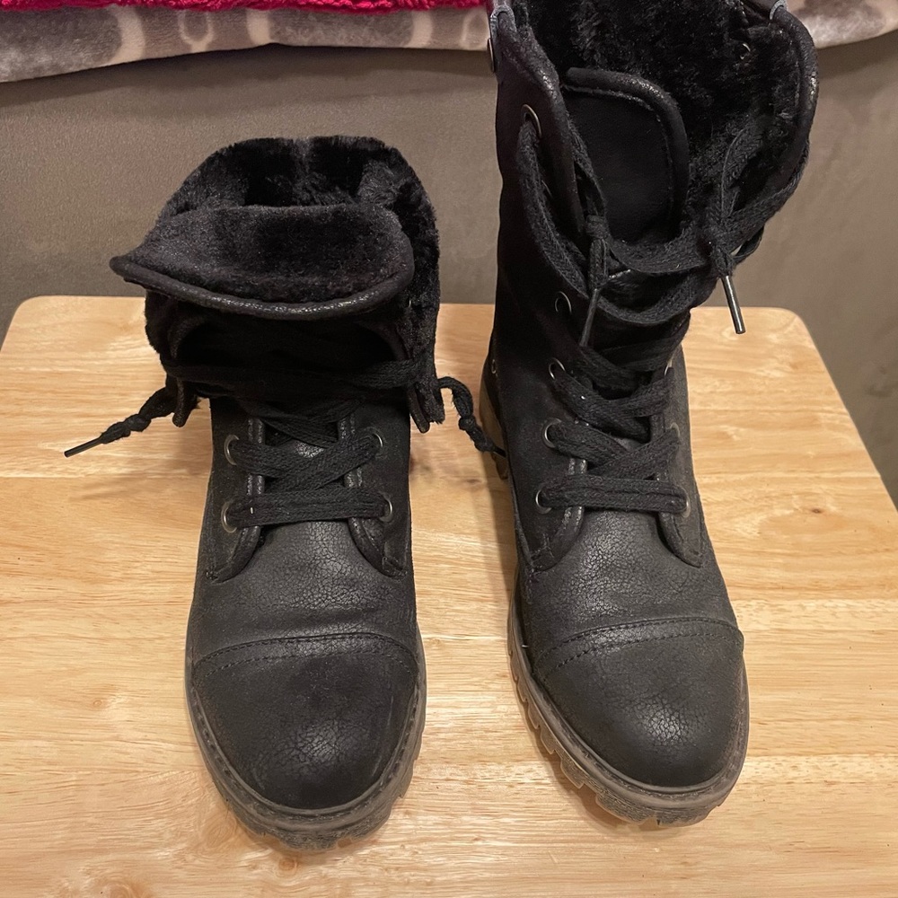 WOMENS ROXY BRUNA BOOT, lace up, fur inside. Worn one time.